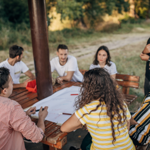 Intelligence collective groupe de personne travaillant ensemble en extérieur